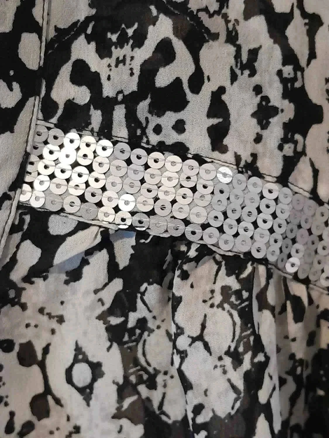 Túnica estampada cinza e preta, tamanho 56, Marca Créaline – photo 4